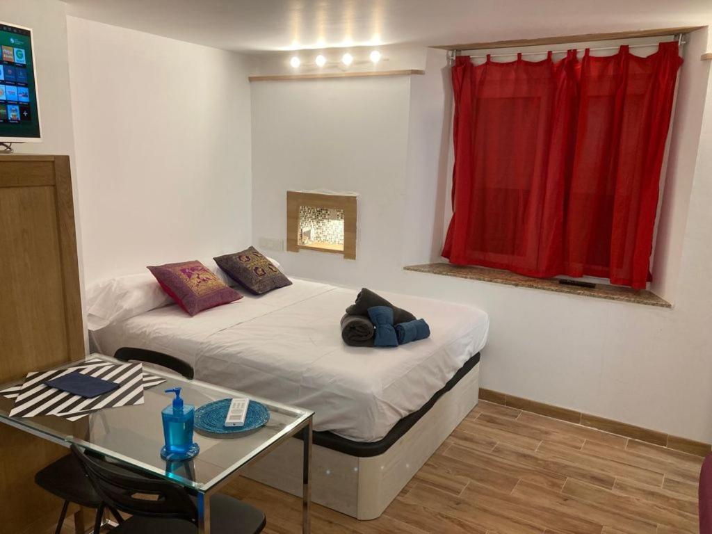 Malaguena Salerosa "Apartamento - Estudio Con Terraza" En Casa Tipica De 1 A 4 Dormitorios Малага Экстерьер фото